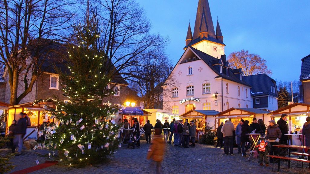 Der Marktplatz in Drolshagen wird wieder in ein Weihnachtsdorf verwandelt. von privat