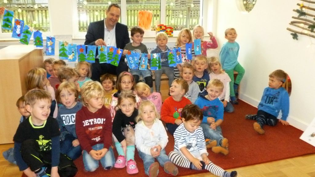 Die "Kleinen Strolche" aus Oberveischede haben für ihren Bürgermeister Peter Weber Weihnachtsdeko gebastelt. von privat