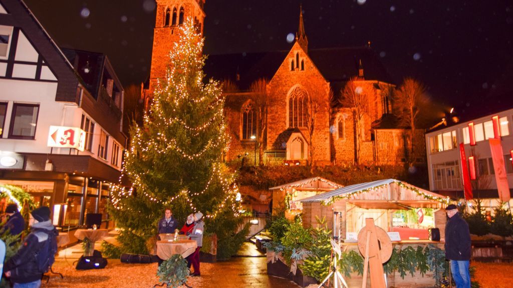 Weihnachtshütten in gemütlicher Atmosphäre Auf dem Marktplatz: Der Weihnachtsmarkt in Altenhundem ist eröffnet. von s: Nils Dinkel