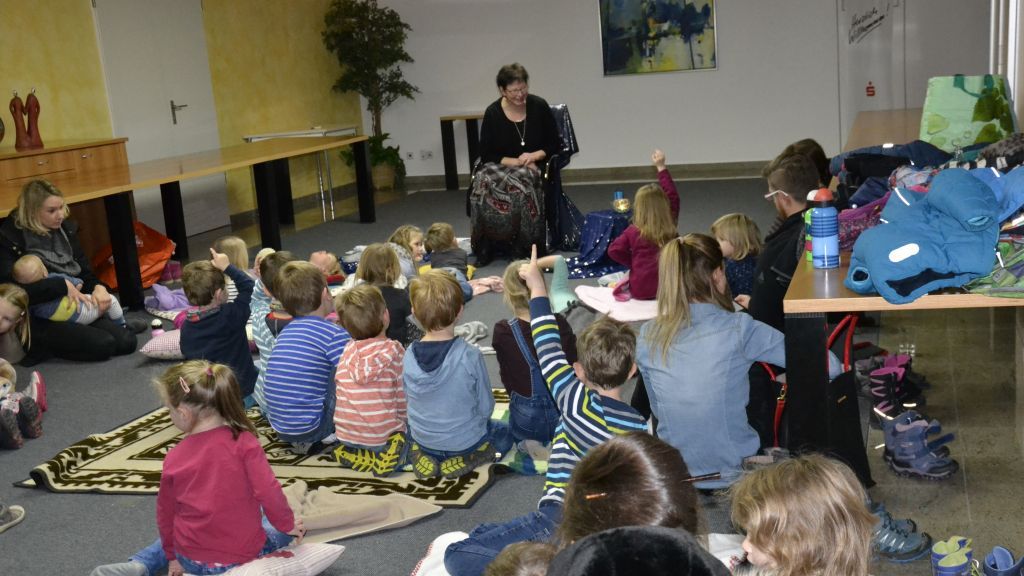 Auf Decken und Kissen lauschten die Kinder der Geschichtenerzählerin Petra Griese. von privat