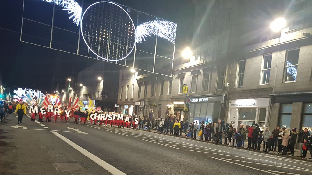 Die Christmas Lights Switch-On Parade in Aberdeen in Schottland, fotografiert von Jasmin Halbe. von Jasmin Halbe