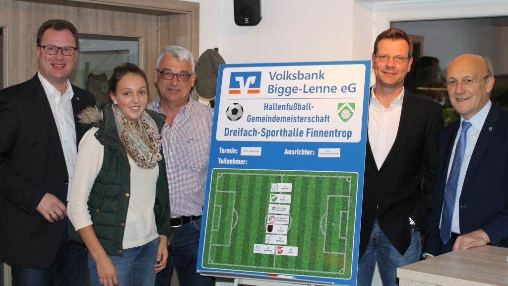 Ein Foto von der Auslosung: (von links) Egon Mester, Regionaldirektor der Volksbank Bigge Lenne, Maria Schmidt-Holthöfer, Vorstand RW Ostentrop-Schönholthausen, Herbert Schmidt-Holthöfer, Fachschaftsleiter Fußball im GSV Finnentrop, Edgar Tiggemann, Vorsitzender des GSV Finnentrop, und Bürgermeister Dietmar Heß. von privat