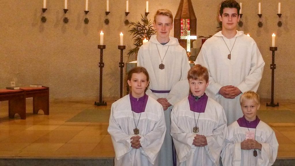 Die neuen Messdiener in Hützemert: (vorne von links) Anna Sofie Meier, Jonathan Müller und Simon Schulz. von Filialkirchengemeinde Hützemert