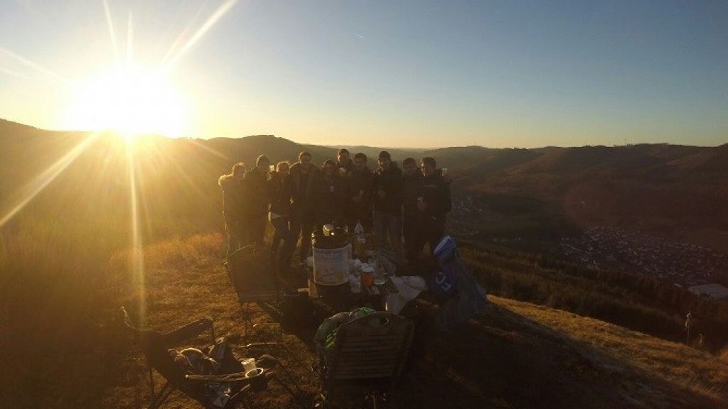 Auf dem Rossnacken in Saalhausen verbringen die Freunde jedes Jahr einige unterhaltsame Stunden. von Carla Henrichs
