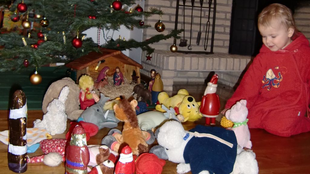 Klara wartet aufs Christkind - zusammen mit ihren Kuscheltieren und Schoko-Nikoläusen. von Antje Seidenstücker