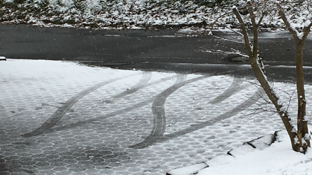 Ganz unbewusst hat die junge Mutter mit ihrem Pkw zwei Herzen in den Schnee "gefahren". von Carolin Solbach