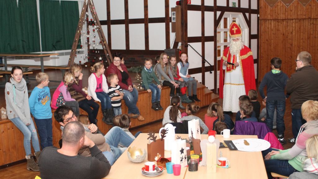 Die Wasserfreunde Finnentrop erhielten bei der Weihnachtsfeier in Serkenrode Besuch vom Nikolaus. von privat