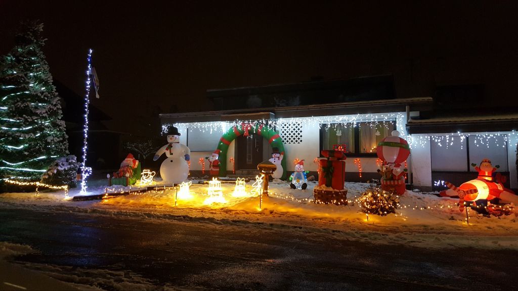 Es leuchtet und blinkt in Hünsborn: Jedes Jahr, wenn Familie Goll ihre Weihnachtsbeleuchtung anbringt, gibt es anschließend ein Fest mit den Nachbarn. von Bianca Goll