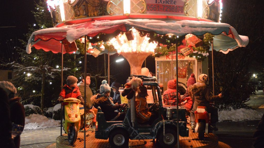 Das weihnachtlich dekorierte Kinderkarussell ist eines der Highlights auf dem Markt in Finnentrop. von Barbara Sander-Graetz