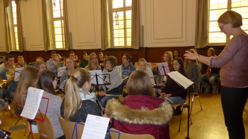 Intensiv probt das Schulorchester unter der Leitung von Anne Dettmer für das vorweihnachtliche Konzert.   von privat