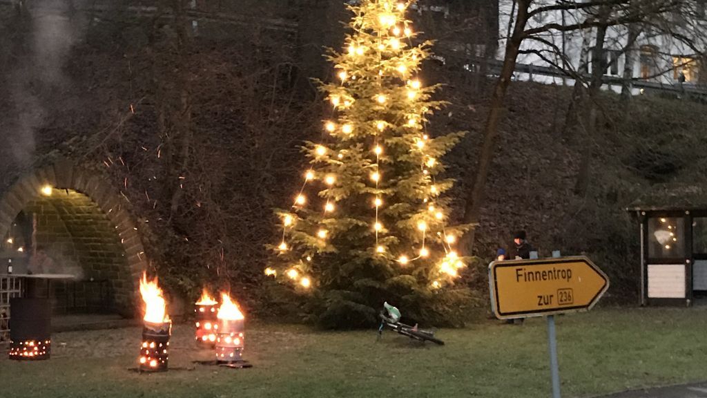Am Samstag, 5. Dezember, wurden an der Nikolaus-Grotte in St. Claas Feuertonnen entzündet - ein traditioneller Tag für die Dorfgemeinschaft. von Dirk Schürmann