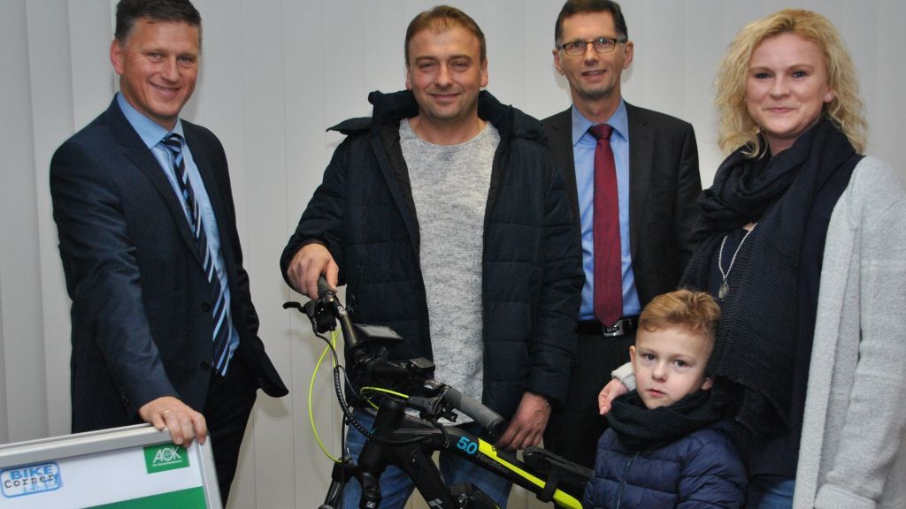Johanna Körner, Ehemann Raphael (2. von links) und Sohn Ben freuten sich über das E-Bike aus den Händen von Kundencenterleiter Jürgen Rottmann (links) und Niederlassungsleiter Martin Huperz. von privat