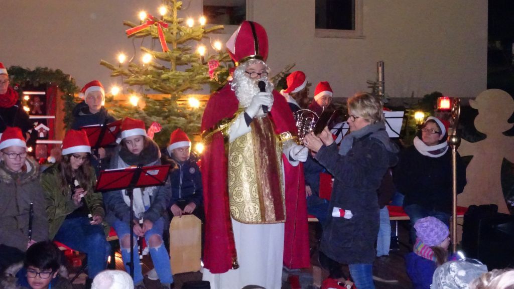 Während hinter ihm der Weihnachtsbaum leuchtete, brachte der Nikolaus in Welschen Ennest die Kinderaugen zum Leuchten. von Privat