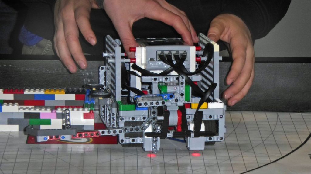 Die Lego-Roboter wurden in mühevoller Kleinarbeit konstruiert. von Rüdiger Kahlke