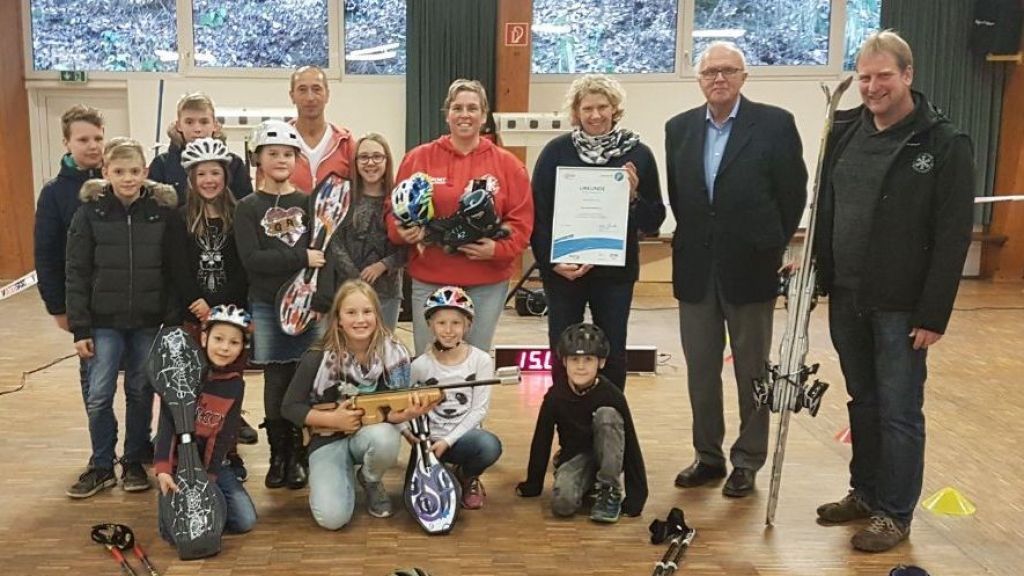 Erwachsene von rechts nach links: Andreas Schöttes (1. Vors. SCO), Wilfried Schauerte (1. Vors. KSB), Maria Hebbeker (Integrationsbeauftragte KSB), Petra Weschollek (Sportkoordination SCO), Klaus Hochstein (Ansprechpartner Stützpunktverein SCO), Kinder und Aktive des SCO. von Privat