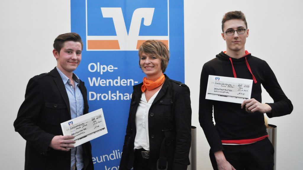Privatkundenberaterin Marion Sandt (Mitte) übergab den Gewinnern Andre Jenne und Luca Stolter einen symbolischen Scheck von jeweils 250 Euro. von Volksbank
