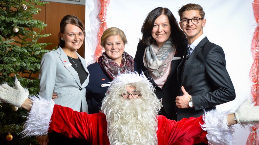 Mit dem Weihnachtsmann ein Foto zu knipsen, ist am Freitag, 15. Dezember, in der Sparkasse Altenhundem möglich, von Artwork Hövelmann