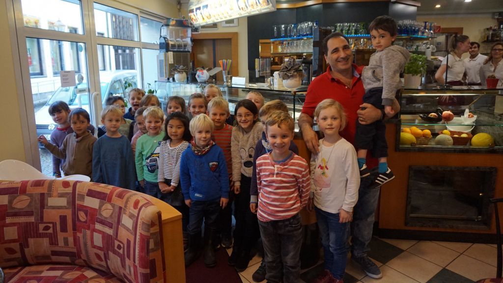 Gelataio Mario Matos mit den Vorschulkindern des Kindergartens Helden. von privat