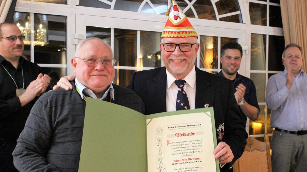 Nach 44 Jahren verabschiedete sich Martin Bicher aus dem Elferrat und wurde zum Ehrenmitglied ernannt. von privat
