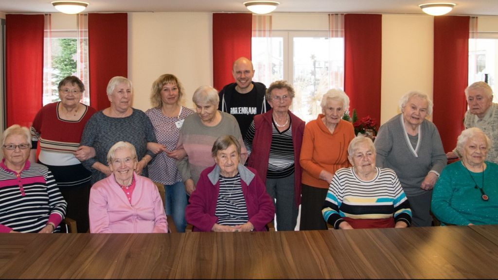 Gruppenfoto nach dem Essen: LokalPlus-Redakteur Sven Prillwitz mit den Mitgliedern der Senioren-Kochgruppe im Haus Elisabeth. von Sven Prillwitz