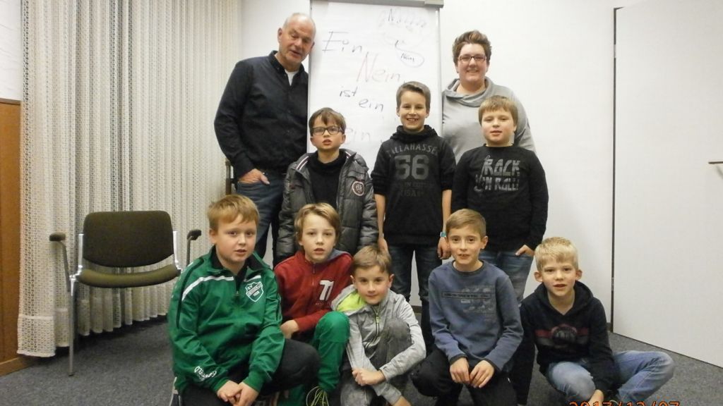 Wolfgang Selter (links) zeigte den Kindern verschiedene Dinge zur Selbstverteidigung auf. von Gemeinde Finnentrop