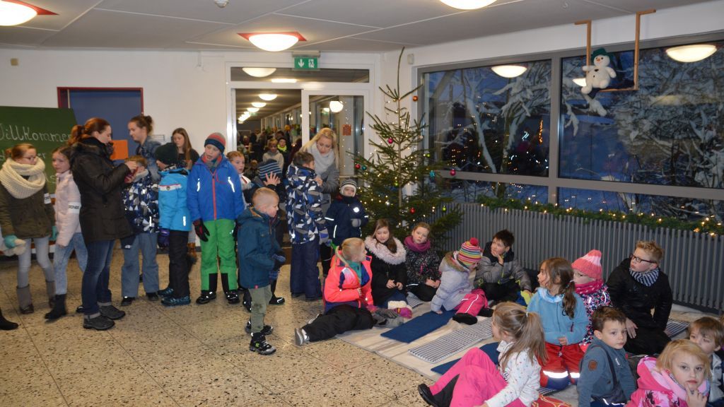 In der alten Grundschule in Ottfingen warteten die Kinder gespannt auf den Besuch des Nikolaus. von privat
