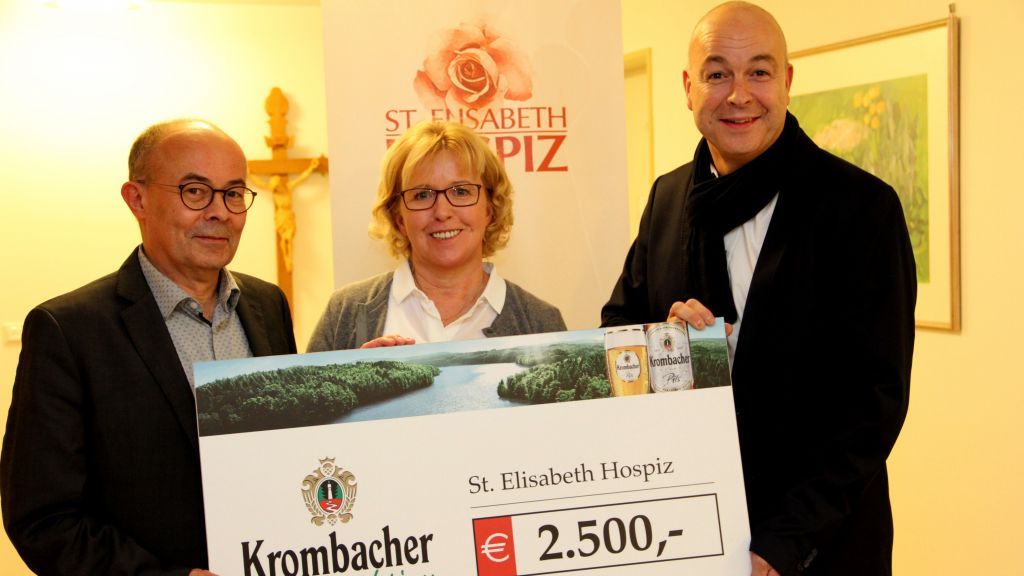 Freudig nahmen Monika Kramer (Mitte) und Martin Schäfer (l.) den symbolischen Scheck aus den Händen von Rainer Brüser von der Krombacher Brauerei entgegen. von Kerstin Sauer