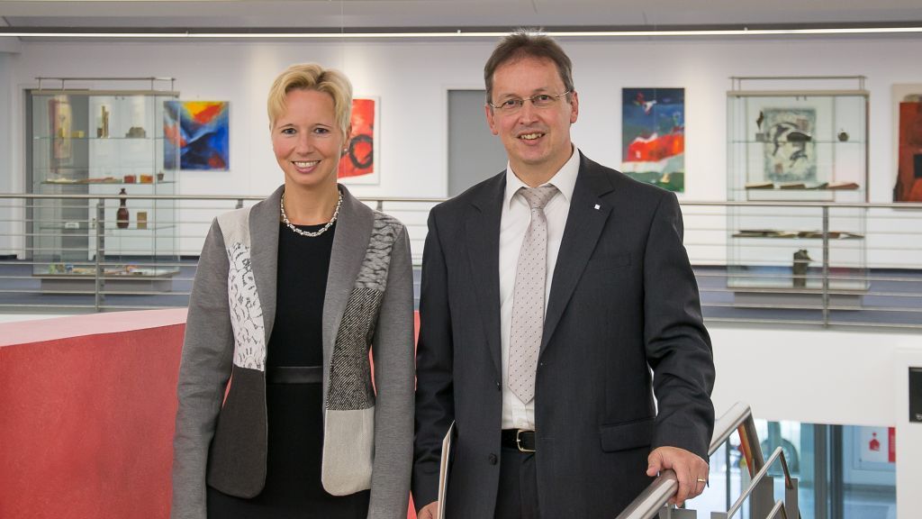Geschäftsstellenleiterin in Gerlingen Diana Melchert (links), graturliert dem Dienstjubilar Markus Knorr (rechts). von Sparkasse