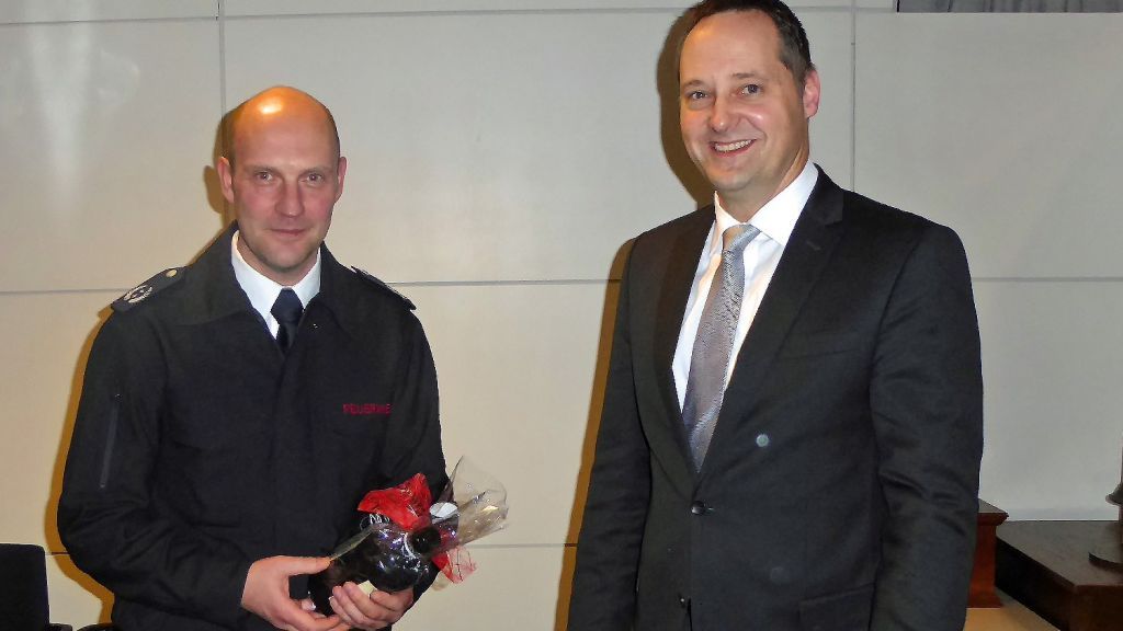 Olpes Bürgermeister Peter Weber gratuliert Feuerwehr-Chef Christian Hengstebeck mit einem Tropfen aus heimischer Produktion zur Wiederwahl. von Rüdiger Kahlke