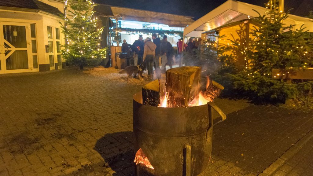 Zahlreiche Menschen besuchten den zweitägigen Weihnachtsmarkt an der Schützenhalle in Langenei. von Nils Dinkel
