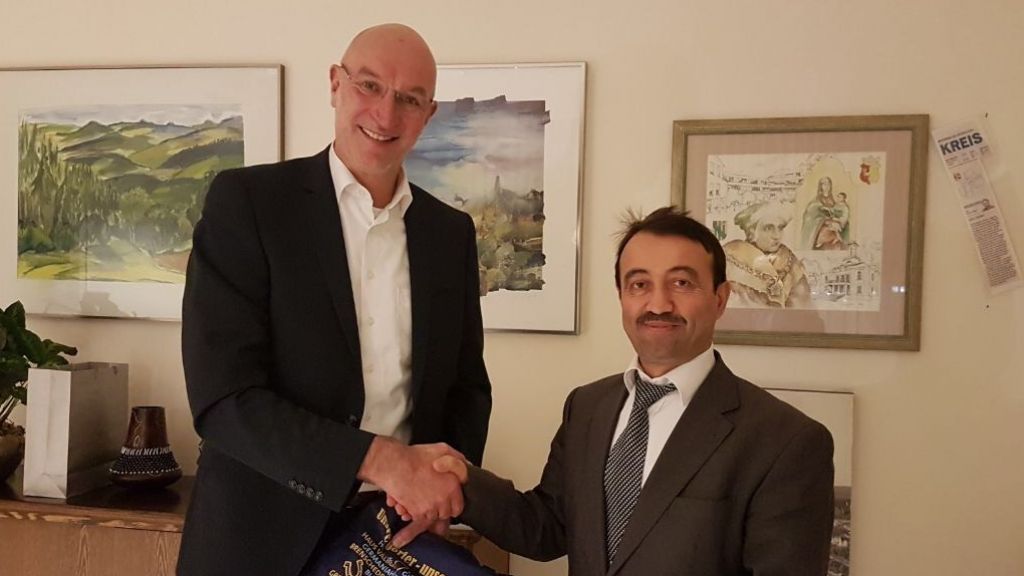 Bürgermeister Stefan Hundt überreichte Imam Yunus Kazguc zum Abschied aus Meggen ein Präsent. von privat