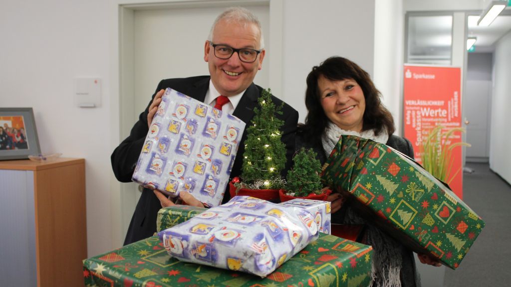 Josef Wurm und Sabine Rohrmann-Jost vom Theaterverein Ostentrop übergaben die Weihnachtsgeschenke für den Warenkorb. von privat