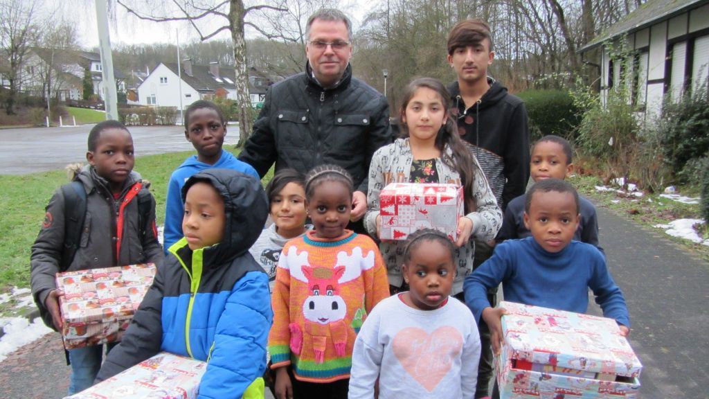 Wolfgang Langenohl (SPD) überreichte den bedürftigen Kindern in Attendorn die gesammelten Geschenke. von privat