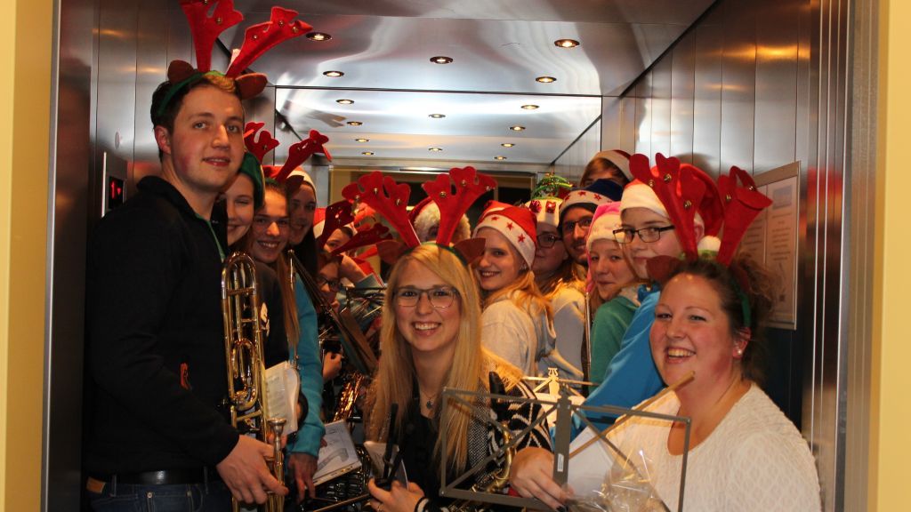 Platz ist im kleinsten Fahrstuhl: Gut gelaunt brachten die jungen Musiker den Bewohnern musikalische Grüße. von privat