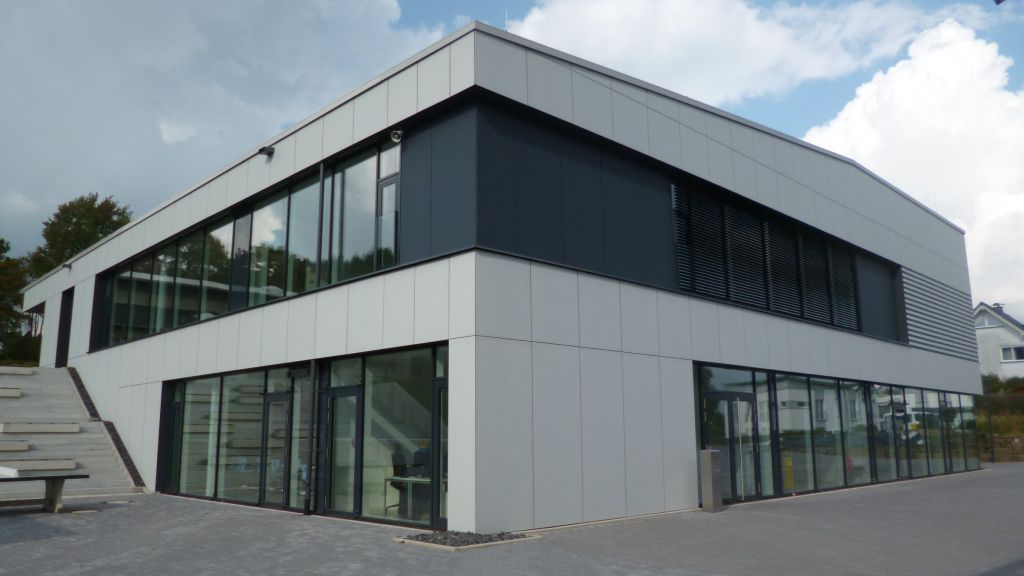 Das neue Ganztagsgebäude der Sekundarschule Drolshagen mit Mensabereich wurde im Oktober offiziell eingeweiht. von Stadt Drolshagen
