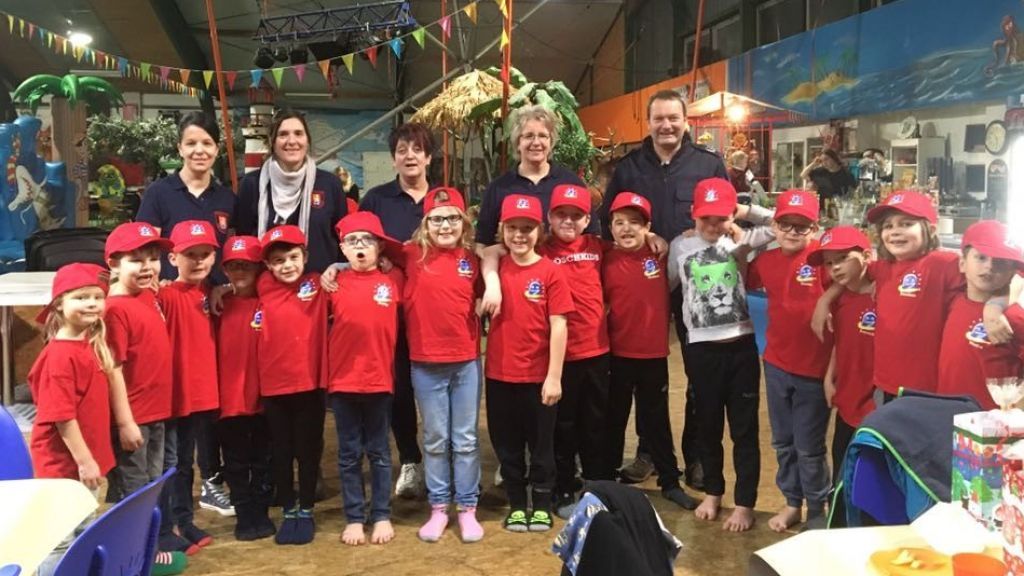 Die Kinderfeuerwehr mit den Betreuerinnen (von links) Anne Arns, Tanja Stahl, Marita Rasche und Angelika Alfes) und Gemeindebrandinspektor Josef Alfes. von Feuerwehr Wenden