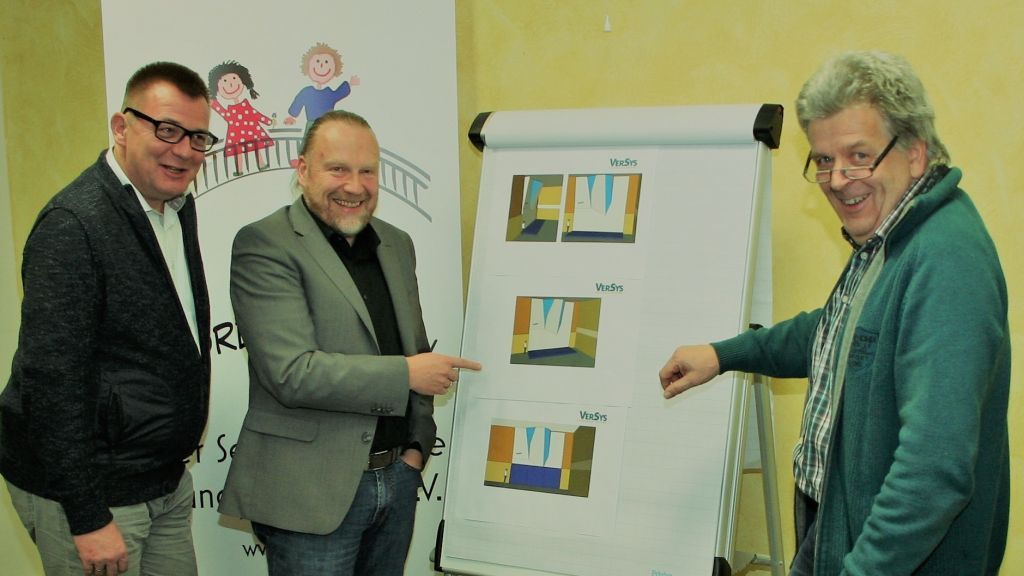 Die Vorsitzenden des Fördervereins Thomas Trapp (links) und Olaf Albert (Mitte) sowie Schulleiter Bernd Holzapfel zeigen die Pläne. von privat