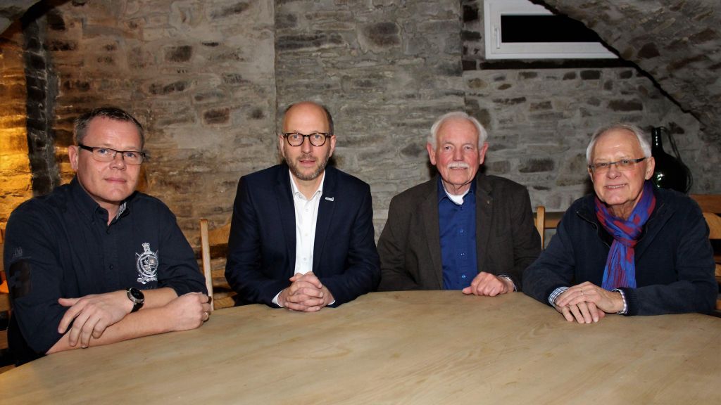 (von links): Marcus Clemens, Bürgermeister Uli Berghof, Dr. Rolf Heinen und Joachim Nierhoff bilden den Vorstand des Fördervereins zur Erhaltung der Eichener Mühle. von privat