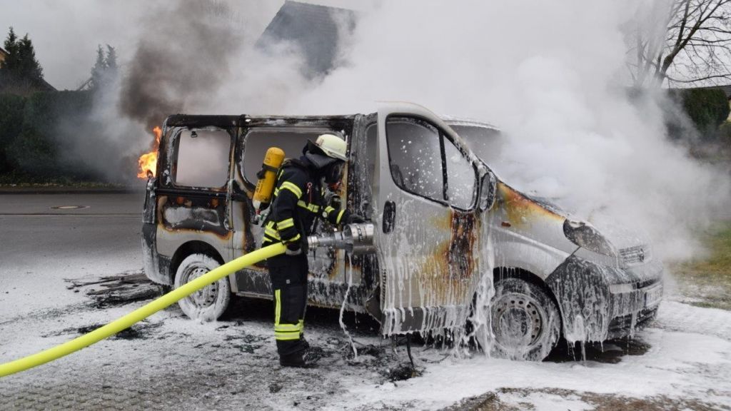 Trotz des beherzten Eingreifens der Feuerwehr Attendorn ist das Fahrzeug vollständig ausgebrannt. von Feuerwehr Attendorn