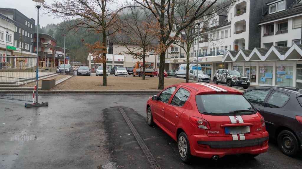 Die Stadt Lennestadt weist darauf hin, die markierten Parkflächen "In den Höfen" zu benutzen. von Nils Dinkel
