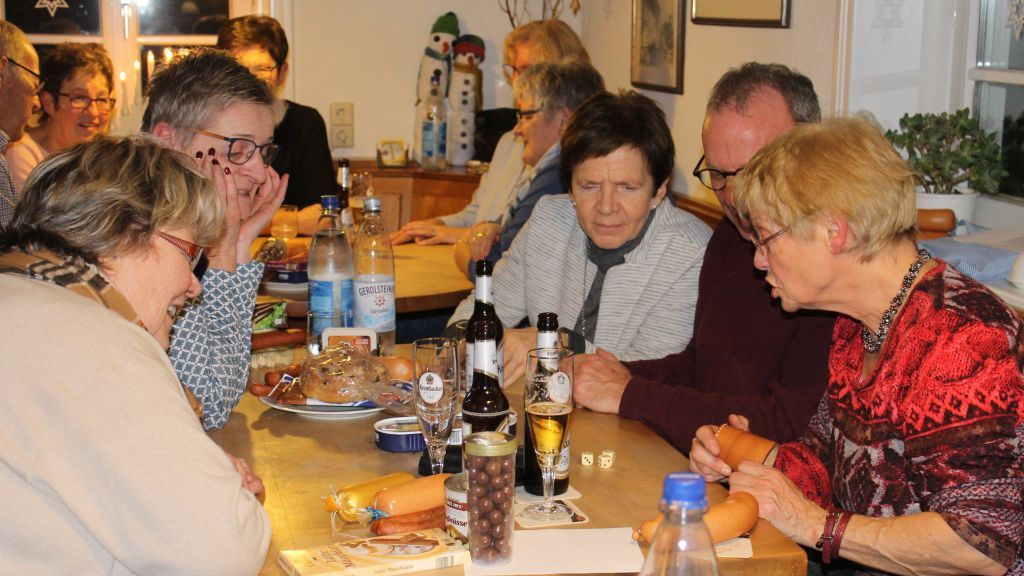 Tradition wird in Drolshagen großgeschrieben: Die Dräulzer haben zum Jahresbeginn geknobelt. von privat