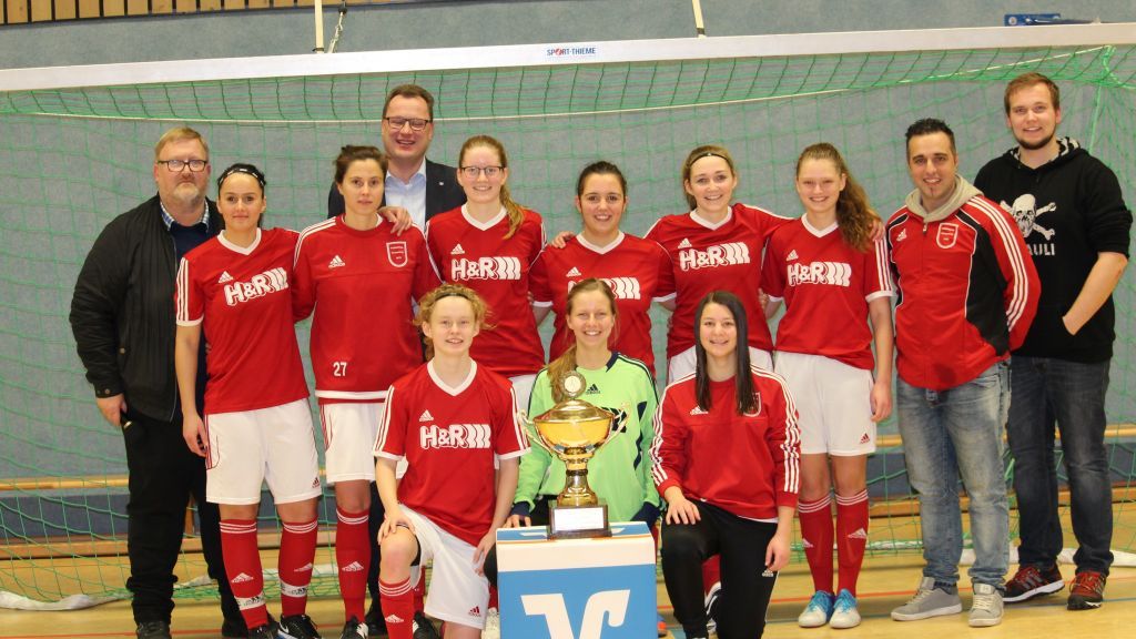 Das Siegerteam beim 34. Frauenfußball-Hallenturnier des FC Finnentrop: Der FC Finnentrop mit dem Siegerpokal. von privat