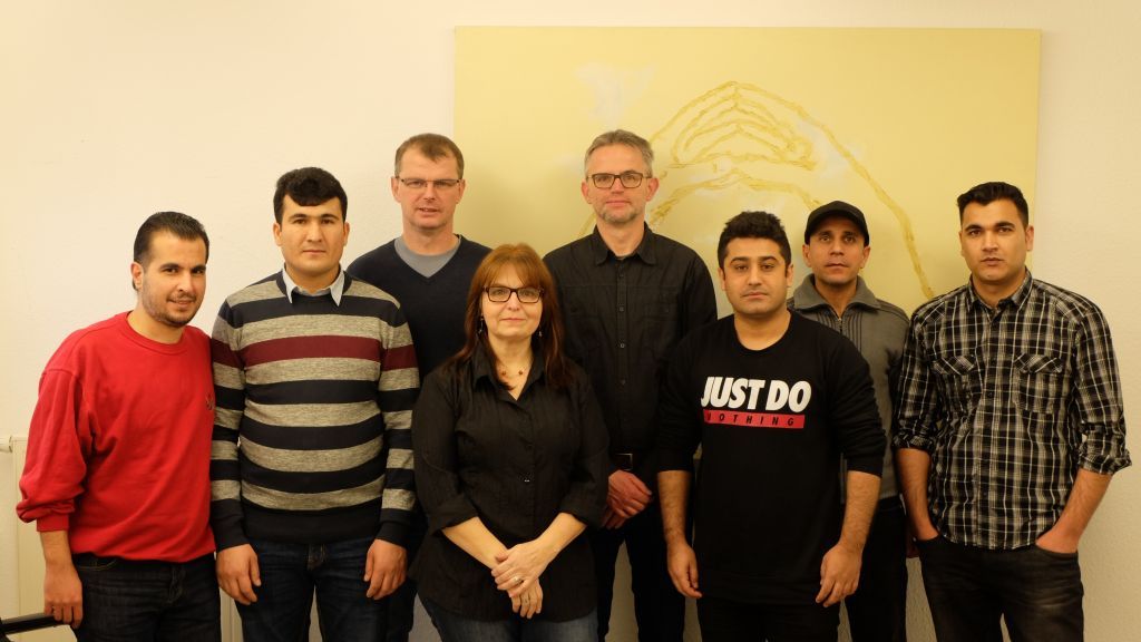 Brigitte Kiekopf (Maßnahmeleitung) und Dietrich Bensberg (pädagogische Fachkraft) verabschieden gemeinsam mit  Vorstand Helmut Brocke-D’Ortona die letzten Teilnehmer der Maßnahme Perspektiven für Flüchtlinge von privat