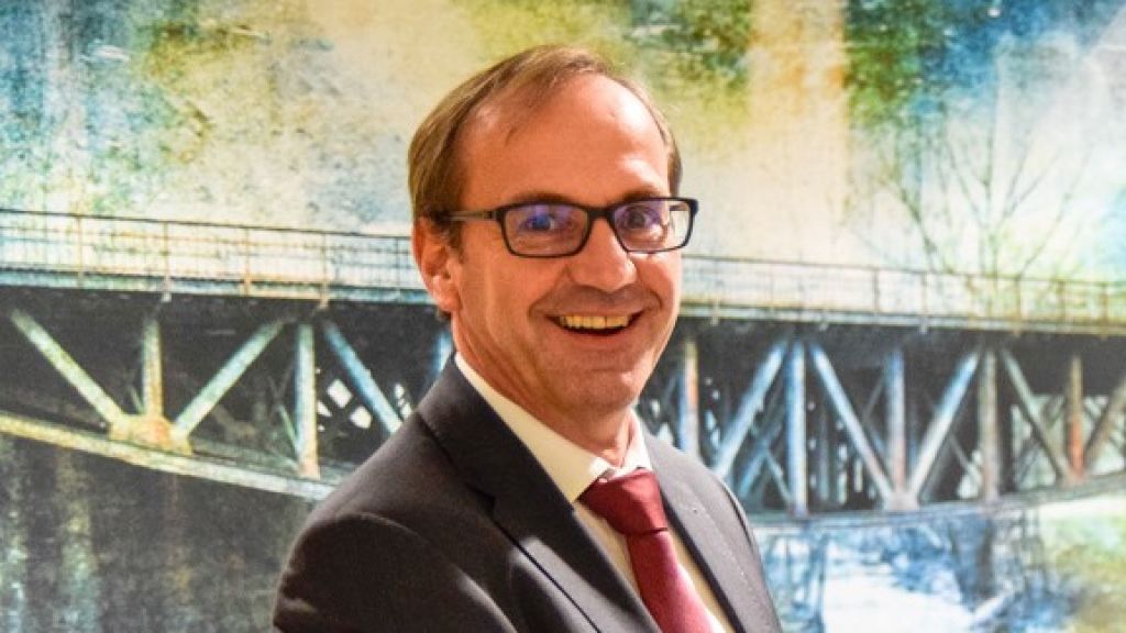 Johannes Schmitz, Geschäftsführer der Katholischen Hospitalgesellschaft Südwestfalen, ist von der neuesten Entwicklung zur Großküche im Gewerbegebiet Hüppcherhammer in Olpe überrascht. von Nils Dinkel