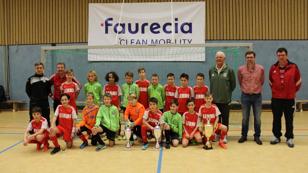 Beide Finalteilnehmer bei der Siegerehrung, die von Sebastian Krause (Firma FAURECIA, 2. Von rechts) und Christof Müller (Jugendvorstand FC Finnentrop, rechts) durchgeführt wurde. von privat