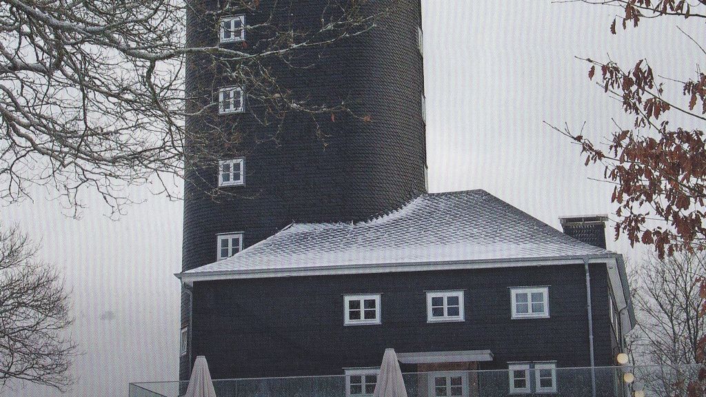 Das Titelbild von „Südsauerland“ zeigt den Hohe-Bracht-Turm nach der Umgestaltung im November 2017. von Antonius Klein