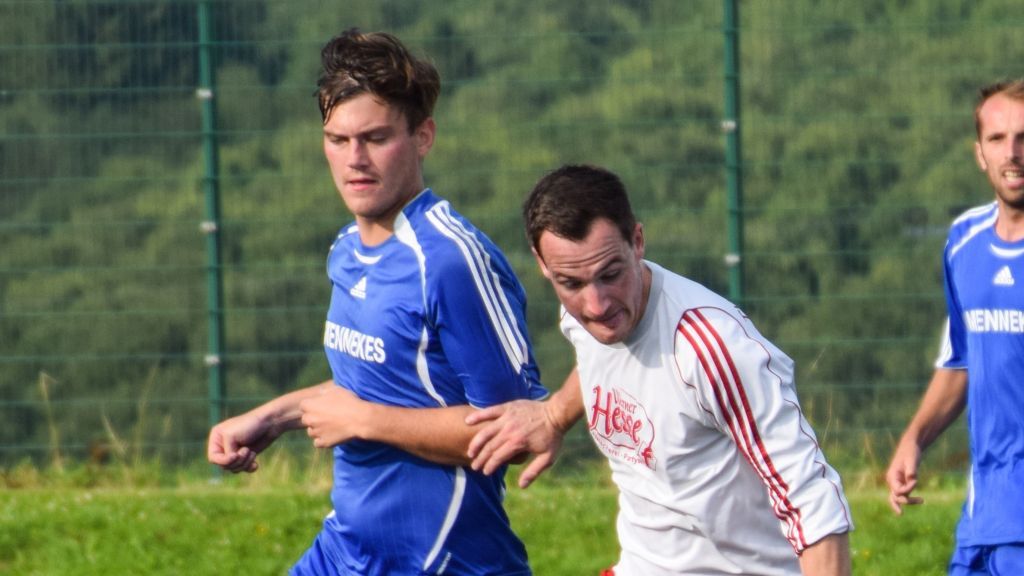 Der FC Kirchhundem trennt sich mit sofortiger Wirkung von Spielertrainer Nils Dahlke (links). von Prillwitz