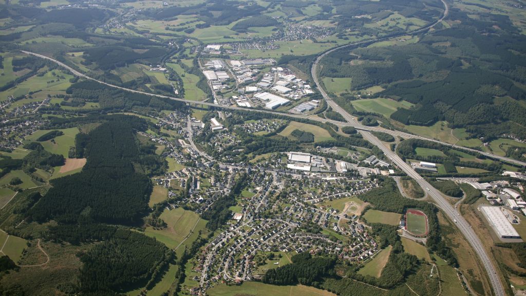 Blick auf Gerlingen mit den Gewerbe- und Industriegebieten „Auf dem Ohl“, „Auf der Mark“ und den Autobahnen. von Gemeinde Wenden