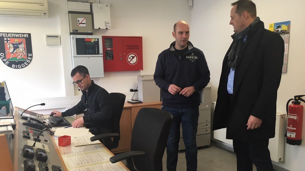 Wehrführer Christian Hengstebeck erklärte Bürgermeister Peter Weber (rechts), wie die Feuerwehr der Kreisstadt für Einsätze bei Sturm gewappnet ist. von Stadt Olpe