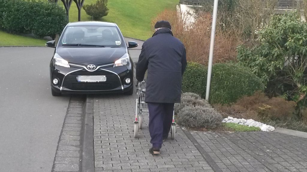 Für Fußgänger bleibt oft kein anderer Ausweg, als auf der Straße zu laufen. Häufig sind Gehwege zugeparkt. von privat